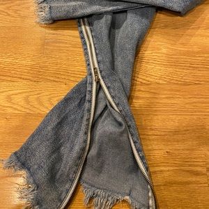 Side leg zipper jeans